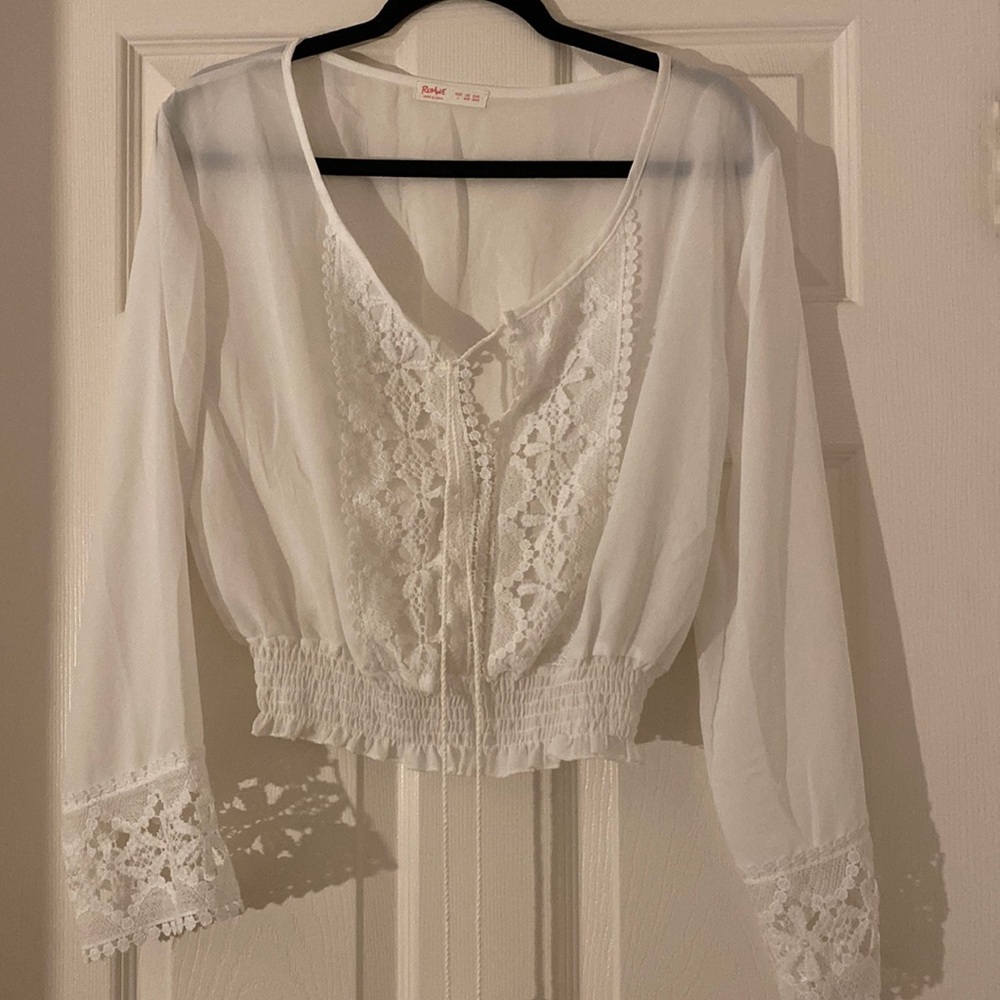 Lace trimming on end of sleeves